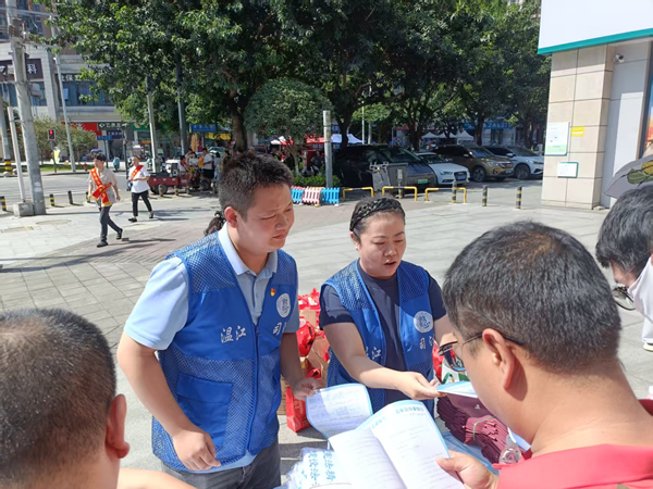 溫江區司法局公平司法所開展“送法進社區”法治宣傳活動，提供專業社會經濟咨詢服務